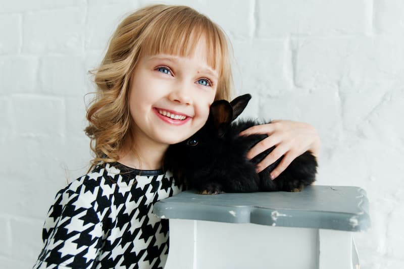 Девочка с черным кроликом