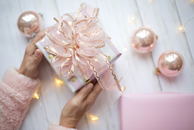 Новогодний подарок в розовой упаковке